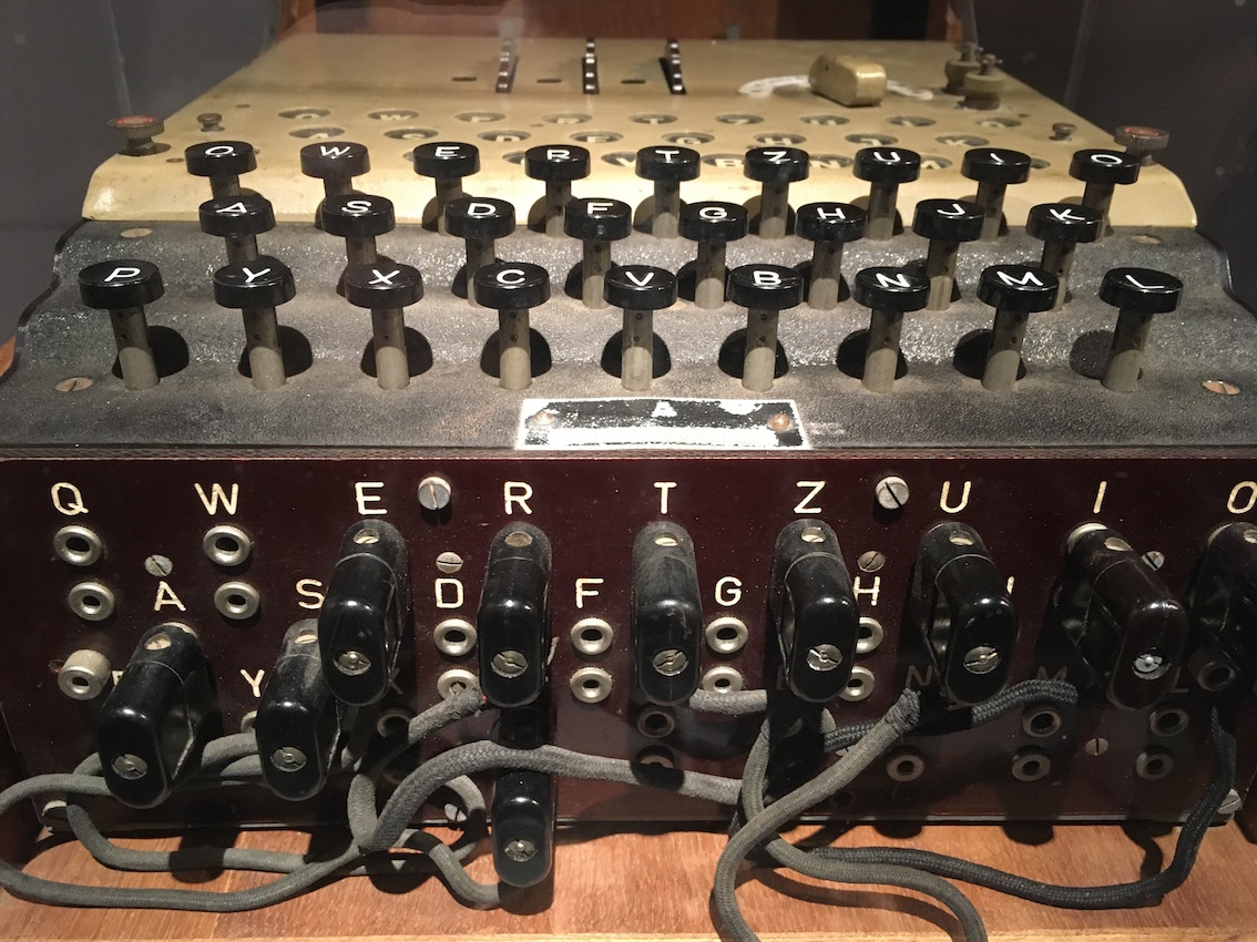 Machine Enigma exposée au Mundanéum.