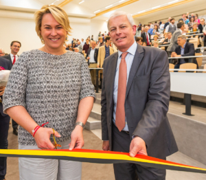 La ministre du Logement de la Région de Bruxelles-Capitale, Madame Céline Fremault (CDH), a inauguré le nouveau bâtiment "Ommegang" de l'Université Saint-Louis, en compagnie du recteur Pierre Jadoul. Photo Thomas Blairon.