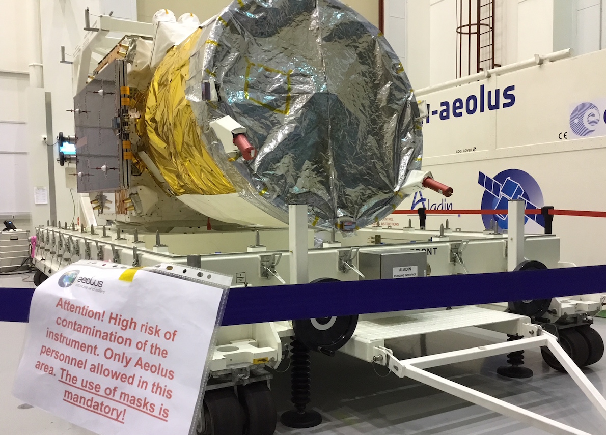 Chez Airbus, à Toulouse, le satellite Aeolus est prêt au départ. Cet engin spatial de mesure des vents est tellement sensible qu’il pourrait être endommagé par une perte soudaine de pression. Le transport aérien doit par conséquent être évité pour l'emmener à Kourou, d'où il sera propulsé en orbite par une fusée Vega. C'est donc par bateau qu'Aeolus va traverser l'Atlantique dans les prochains jours.