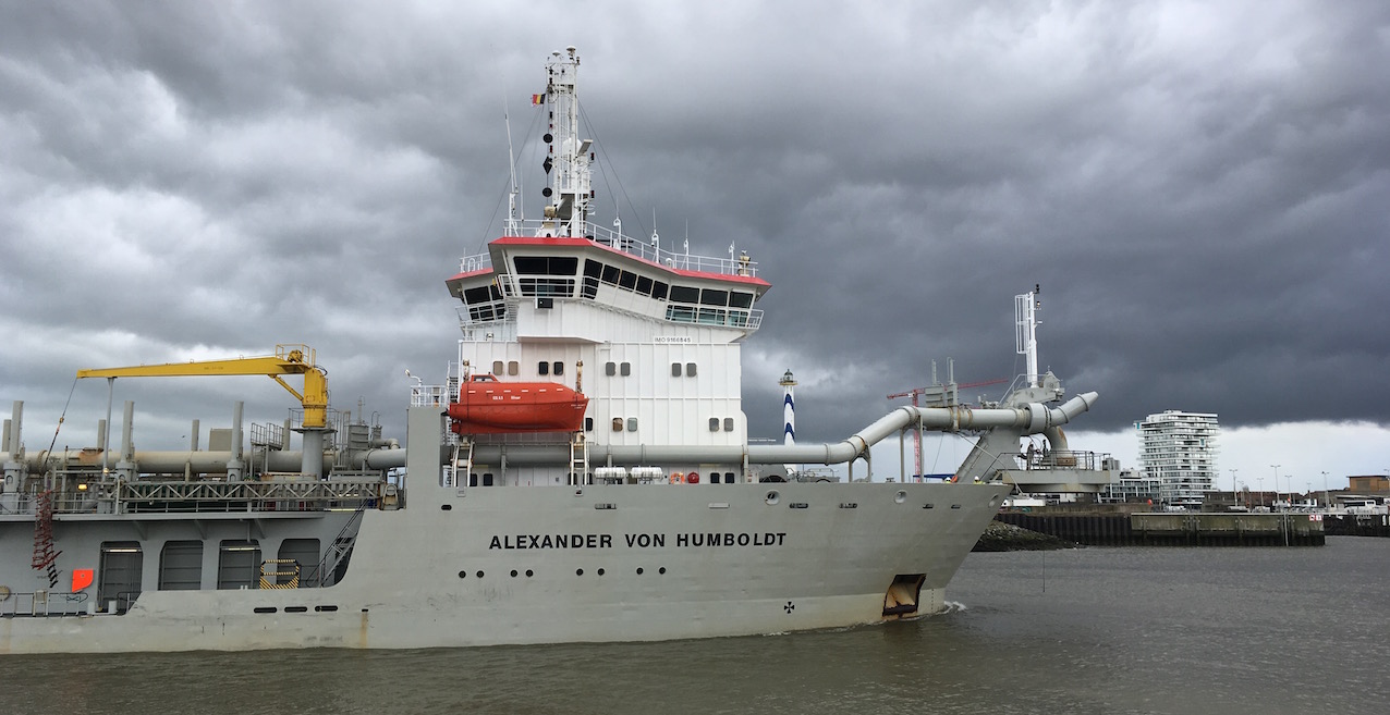 Le navire de dragage Alexander von Humboldt, qui prélève du sable au large, rentre au port. © DailyScience