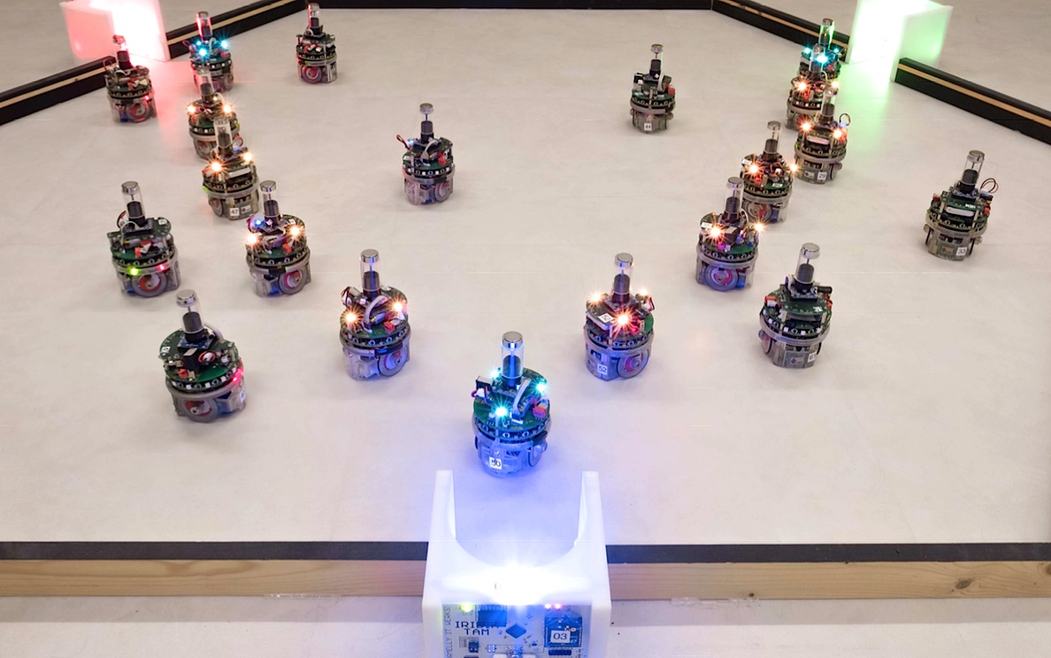 Les robots travaillant en essaim de l’IRIDIA ne ressemblent bien entendu pas à l’illustration en tête de cet article, mais plutôt à ceux-ci: des engins mobiles, capables de communiquer entre eux.