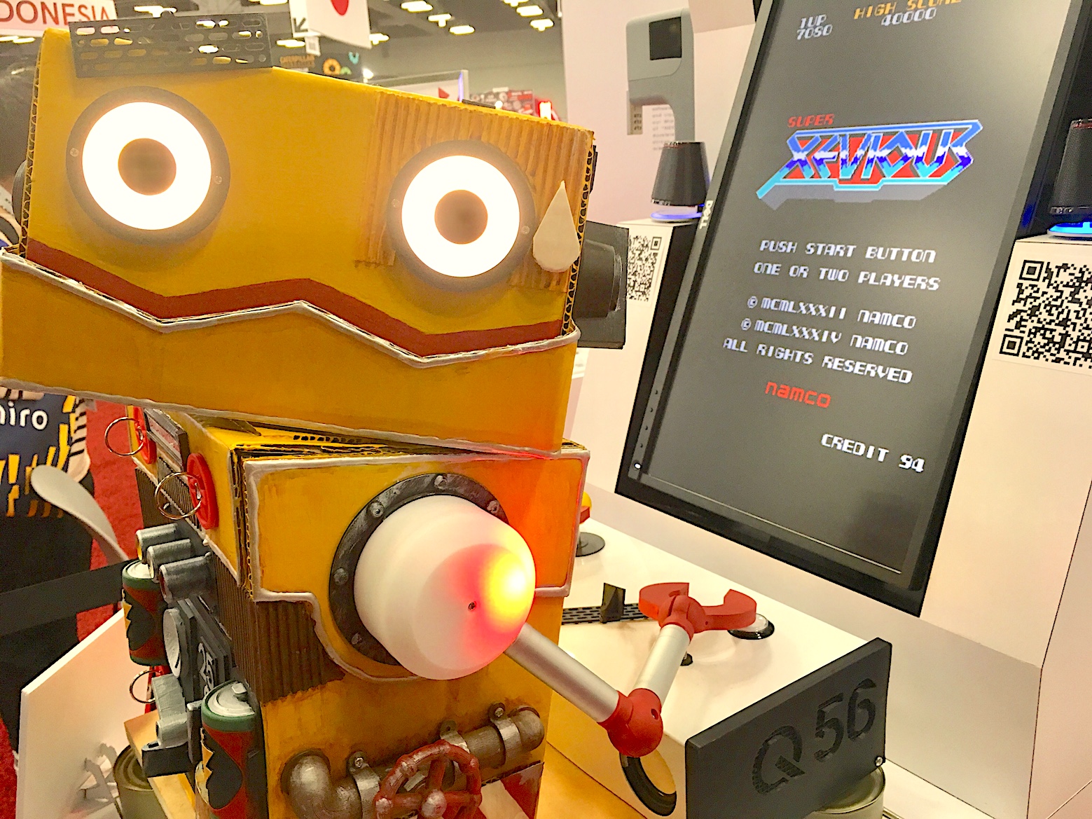 Avec sa tête en carton, le robot "AI gamer" joue seul devant sa console et compte sur l'intelligence artificielle pour progresser dans le jeu... Illusion?