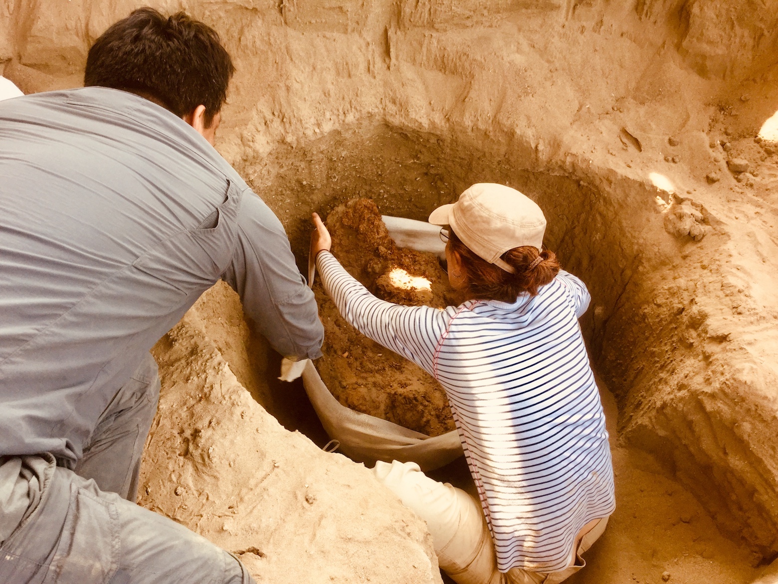 Extraction d'une momie par les archéologues du projet Ychsma, sur le site de Pachacamac, au Pérou. © ULB-CReA-Patrimoine