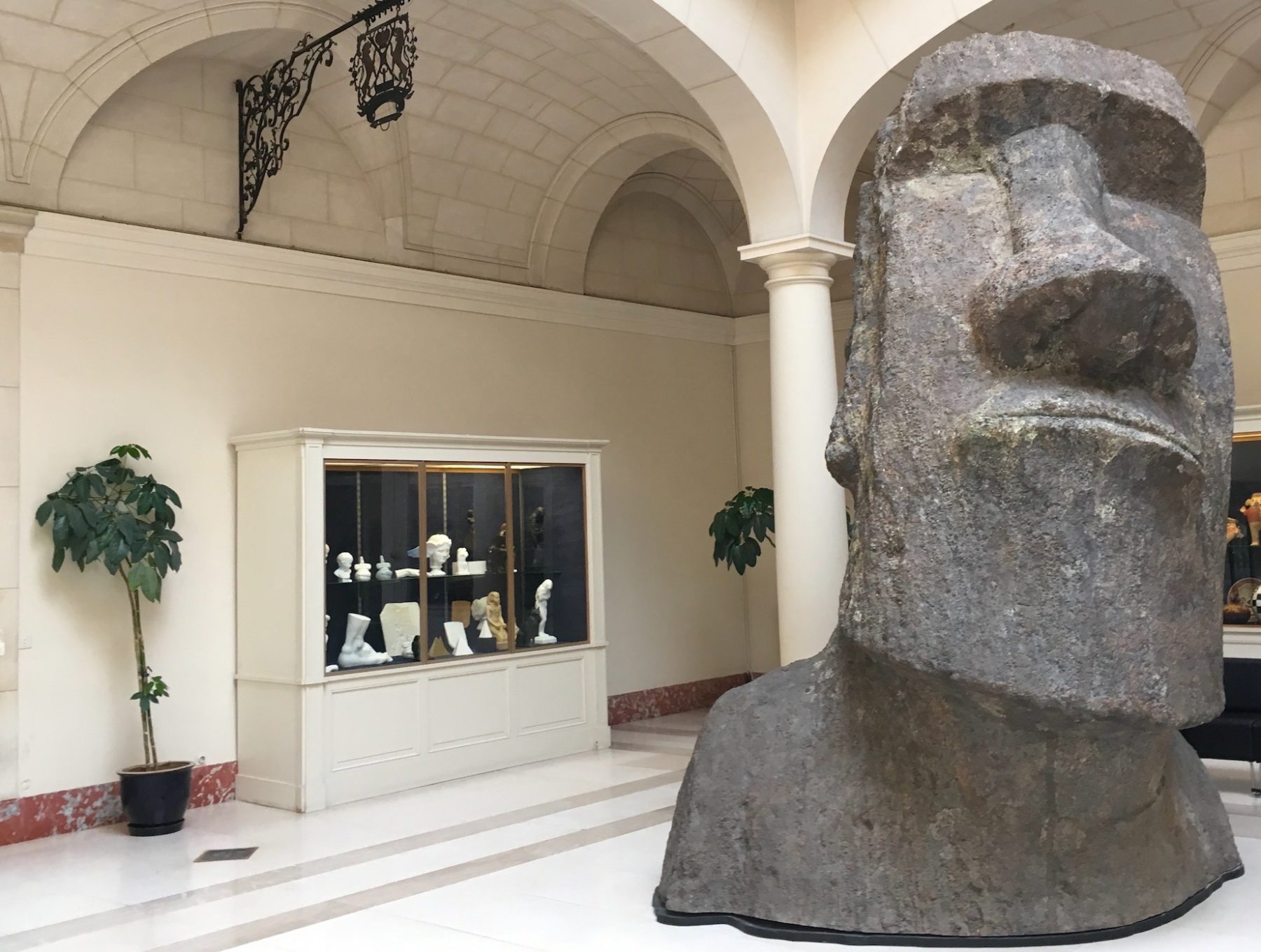 Moulage d'un Moai de l'île de Pâques, dans la salle de la boutique des Musées royaux d'Art et d'Histoire.