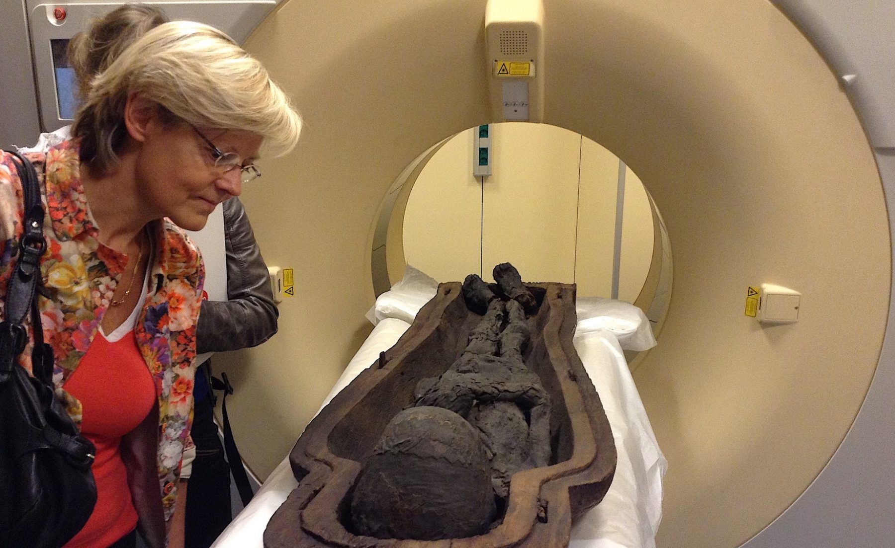 En 2015, les momies des Musées Royaux d'Art et d'Histoire sont passées au scanner, à l'hôpital St-Luc (Woluwe-St-Lambert), sous la surveillance d'Alexandra De Poorter, Directrice générale a.i. des MRAH.