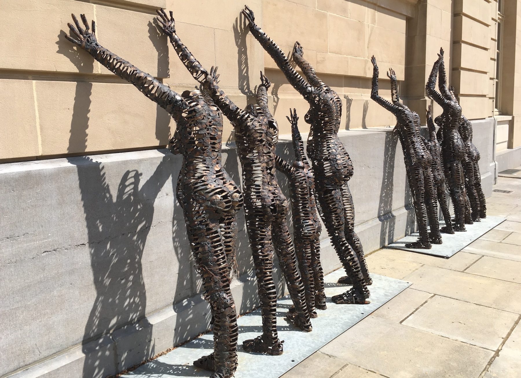 Sculptures de Freddy Tsimba, appuyées contre les murs de l'Africa Museum, juste en face du pavillon de la direction.