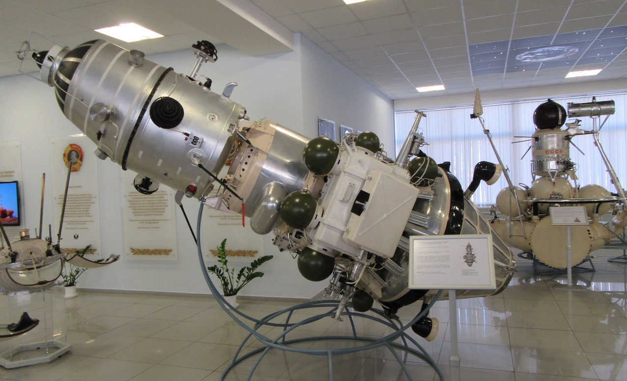 La sonde Luna 10, lancée en 1966, fut le premier satellite artificiel de la Lune. © CDB
