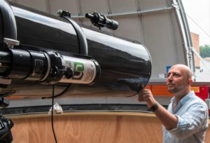 Les images captées par les télescopes seront transmises en direct. Elles sont ainsi utilisables depuis un auditoire © UNamur