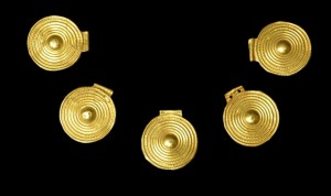 Parure en or retrouvée dans la Lesse, Age du Bronze final. © G. Evrard