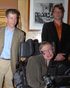 Stephen Hawking à Bruxelles, en 2007, avec le Pr Marc Henneaux (à gauche), directeur des Instituts de physique chimie Solvay. © ULB