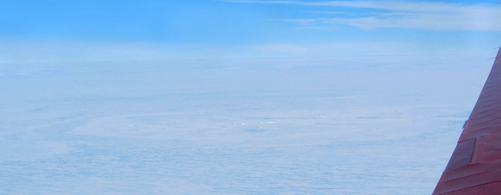 Le cratère d'impact potentiel tel qu'observé le 26 décembre par avion sur l'Ice Shelf Roi Baudouin. © Tobias Binder, AWI