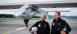 Bertrand Piccard et  André Borschberg devant le Solar Impulse