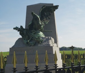 Ce monument « Aux derniers combattants de la Grande Armée » a été inauguré en 1904 devant plusieurs dizaines de milliers de personnes. Il reste aujourd’hui encore un lieu de mémoire pour les militants wallons et les partisans du rattachement de la Wallonie à la France, qui le fleurissent chaque année.