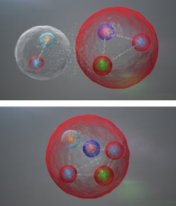 Illustration de l’agencement possible des quarks dans une particule pentaquarks comme celles découvertes par LHCb. Les cinq quarks pourraient être liés étroitement. Ils pourraient aussi être rassemblés en un méson (un quark et un antiquark) et un baryon (trois quarks) faiblement liés entre eux. » © CERN / LHCb Collaboration