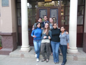 Anaïs Trigaux, Madli Bayot et Guillem Verdés-Flo entourés par le personnel de santé bolivien
