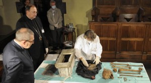 Inventaire des ossements de Jacques de Vitry, église Sainte-Marie d'Oignies, 8 septembre 2015. Photo Guy Focant (Cliquer pour agrandir)