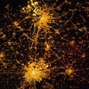 Toujours depuis l’ISS, cette photo de la Belgique prise de nuit en 2012. Outre Bruxelles, on identifie aussi Anvers. © NASA