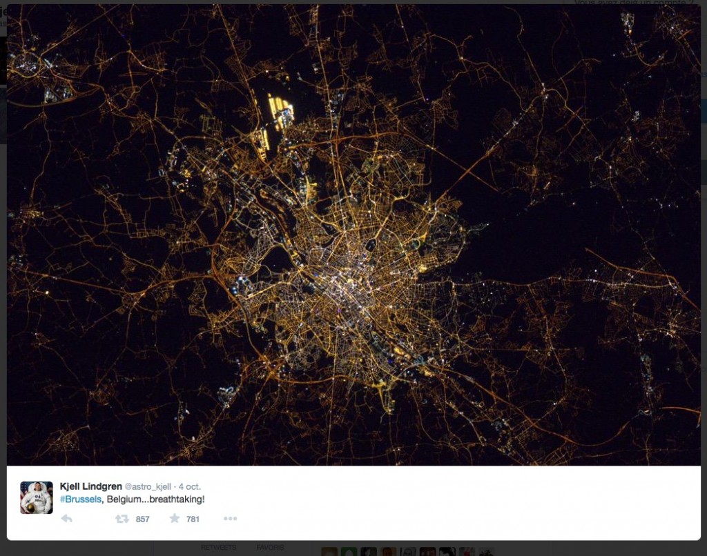Bruxelles, la nuit, en automne 2015. Photo prise par l’astronaute américain Kjell Lindgren et diffusée sur son compte twitter. La zone lumineuse au-dessus de la ville est l’aéroport de Zaventem. © NASA