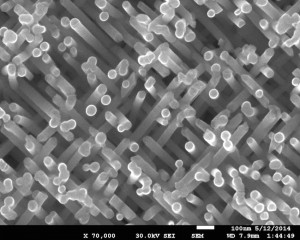 Les membranes poreuses peuvent servir à produire des réseaux de nanofils. La membrane nanoperforée sert de moule. Elle est ensuite détruite pour libérer les nouveaux nanomatériaux, lesquels peuvent être utilisés dans des détecteurs d'odeurs, comme catalyseurs... © it4ip (Cliquer pour agrandir)