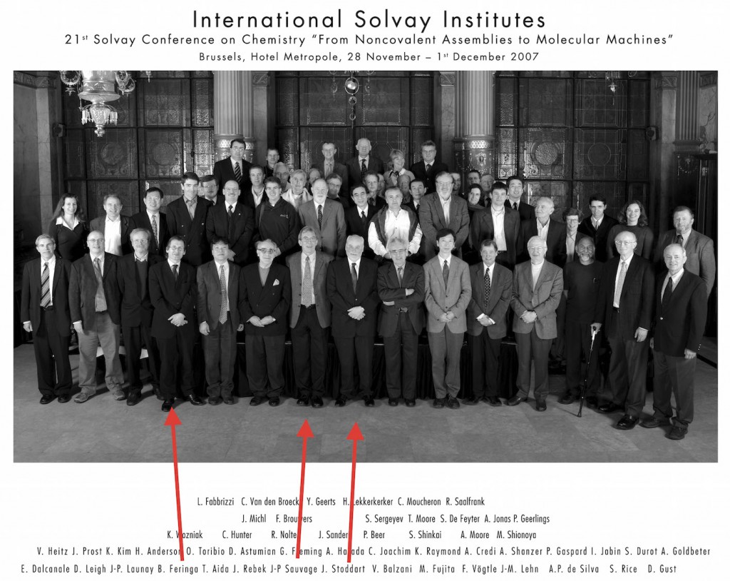 Au Conseil de Chimie Solvay de 2007, les trois futurs lauréats du Prix Nobel de Chimie 2016 occupent le premier rang de la photo.