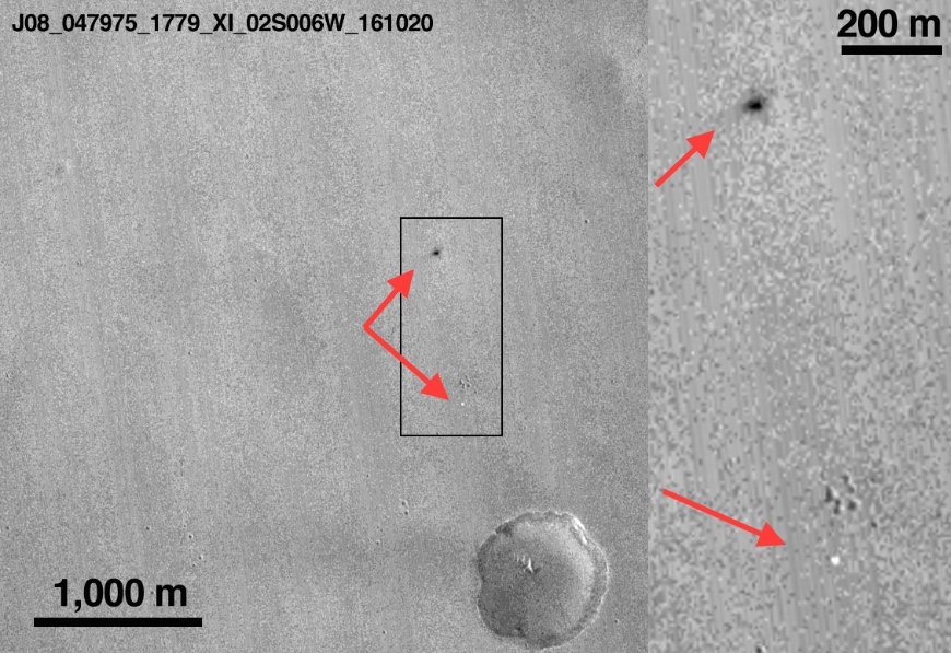 Le parachute (en blanc) et la zone de crash de Schiaparelli, sur Mars, vus par la sonde américaine MRO, le 20 octobre. © NASA/JPL-Caltech/MSSS, Arizona State University