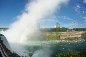 Le nuage de type cataractagenitus se développe près des chutes d'eau importantes. Ici, les chutes du Niagara. (Cliquer pour agrandir)