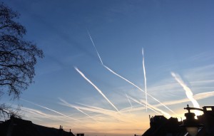 Auderghem, janvier 2017. Les traînées de condensation des avions forment des nuages de type homogenitus. © CDB (Cliquer pour agrandir) 