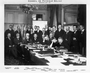 Premier Conseil de physique Solvay, 1911, Hôtel Métropole, Bruxelles. Ernest Solvay est assis en bout de table. A droite: Albert Einstein. Cliquer pour agrandir.