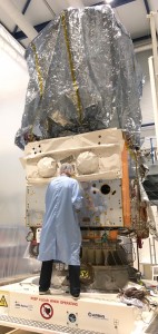 Le satellite Aeolus, en cours de préparation au CSL avant ses tests dans la cuve à vide Focal-5.