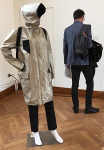 Le projet KVOR propose ce manteau qui protège l'être humain contre "l'infosphère". Il est tissé de fils métalliques bloquant ondes radio et radiations. (Cliquer pour agrandir)