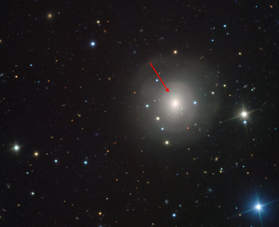 Sur cette image acquise par l’instrument VIMOS qui équipe le Very Large Telescope de l’ESO à l’Observatoire Paranal au Chili figure la galaxie NGC 4993, située à quelque 130 millions d’années lumière de la Terre. Cette galaxie est relativement classique, mais elle renferme un objet jamais observé jusque là : les restes de l’explosion d’une paire d’étoiles à neutrons en cours de fusion, un événement exceptionnel baptisé kilonova (indiqué par une flèche). La fusion a également donné lieu à l’émission d’ondes gravitationnelles et de rayons gamma, détectés par LIGO-Virgo et Fermi/INTEGRAL respectivement. © ESO