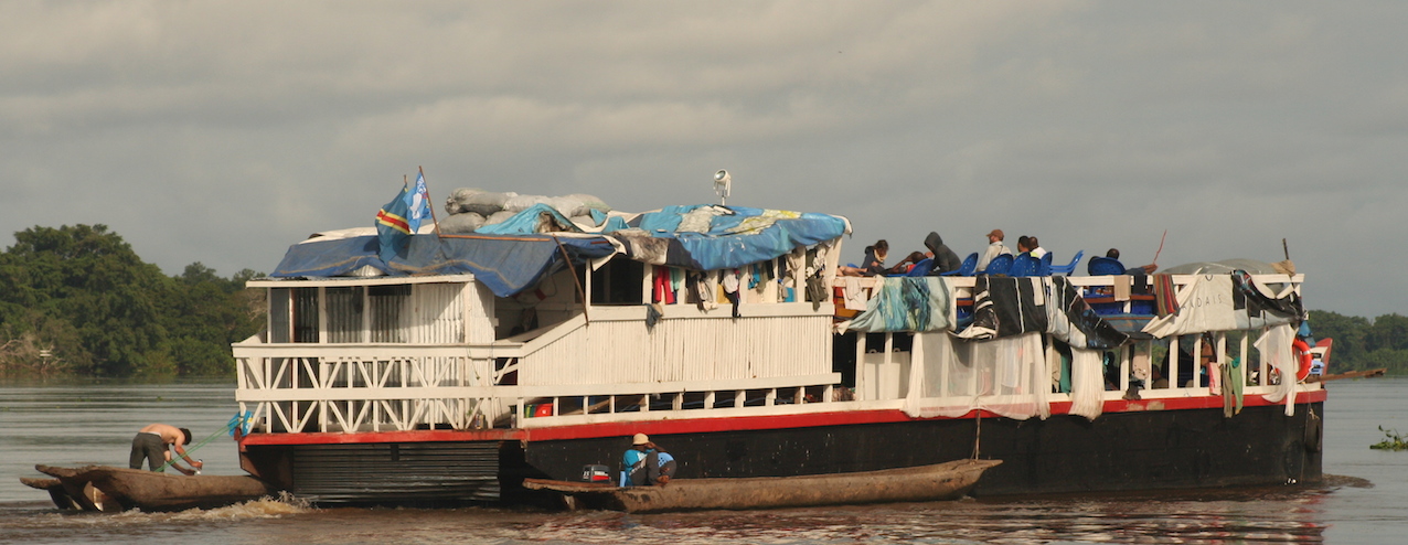 Deux bateaux ont transporté les chercheurs et leur matériel sur le Fleuve Congo, lors de l'expédition "Boyekoli Ebale Congo 2010".