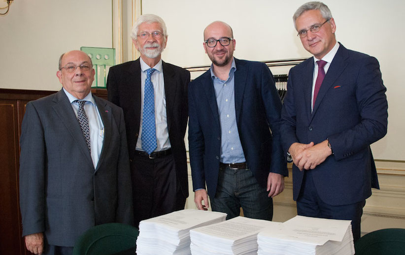 Le Pr De Leenheer (UGent) et le Pr Gevers (UCL) ont remis aux formateurs Charles Michel (MR) et Kris Peeters (CD&V) la pétition signée par 5000 scientifiques réclamant le maintien des PAI dans le giron fédéral belge.
