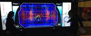 Le jeu "Proton shoot" permet, aux visiteurs de l'exposition itinérante du CERN, de s'essayer à la production de particules élémentaires virtuelles.