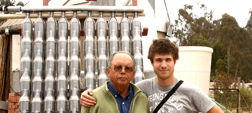 Nicolas Bruyr (à droite), lauréat du prix "Ingénieurs sans frontières Philippe Carlier", au Chili, devant un chauffe-eau solaire domestique fabriqué au départ de bouteilles de soda.