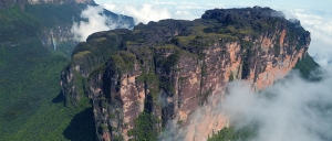 Le tépui Wei Assipu, une montagne tabulaire du Plateau des Guyanes, dépasse les 2.000 mètres d'altitude. © Philippe Kok