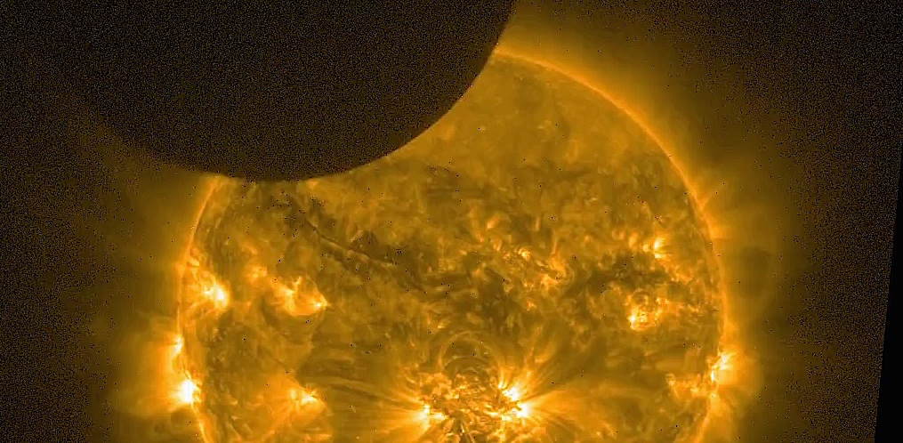 Eclipse de Soleil du 23 octobre 2014, observée dans l'ultraviolet lointain par l'instrument SWAP, sur le satellite PROBA 2.