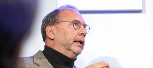 Peter Piot, au Forum économique mondial, en 2015. Photo Moritz Hager (CC BY-NC-SA 2.0)