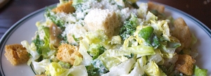 La salade Caesar, une spécialité américaine, et son (faux) parmesan © LA Foodie CC