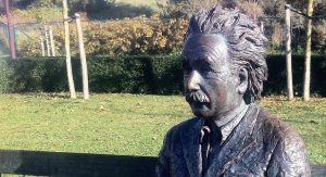 Au Coq-sur-Mer, une statue d'Albert Einstein rappelle le séjour du savant dans la station balnéaire en 1933.