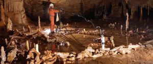 Vue générale de la salle dans la grotte de Bruniquel (France). Prise de mesures pour l’étude archéo-magnétique. © Etienne FABRE - SSAC