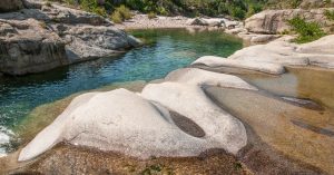 La rivière Cavu, en Corse du Sud, est appréciée des baigneurs, notamment pour ses bassins naturels. © CC Nadine BUDIN