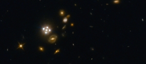 Le phénomène de lentille gravitationnelle démultiplie l'image d'un astre lointain. © ESA/Hubble/Nasa/Suyu