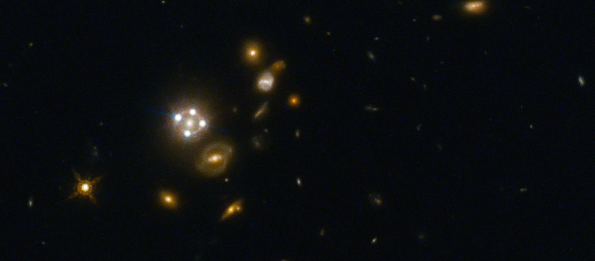 Le phénomène de lentille gravitationnelle démultiplie l'image d'un astre lointain. © ESA/Hubble/Nasa/Suyu