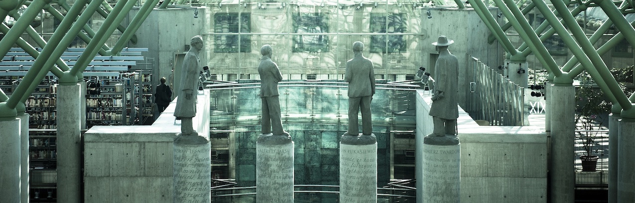 Quatre statues montent la garde dans la bibliothèque de l'Université de Varsovie. A gauche, Stanislaw Lesniewski. © DR