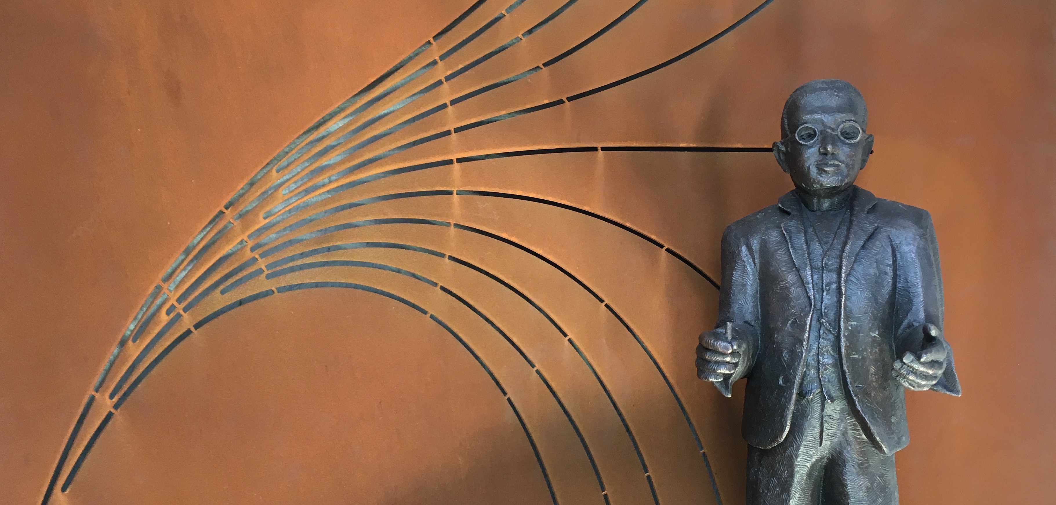 Sculpture en l'honneur de Georges Lemaître, place des Sciences, Louvain-la-Neuve.