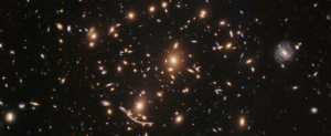Amas de galaxies lointaines vues par le télescope spatial... Hubble.© ESA-NASA