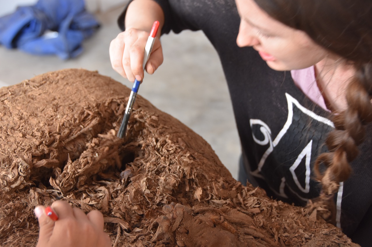 Déballage d'une momie découverte sur le site de Pachacamac/ Mission Ychsma / ULB © ULB-CReA-Patrimoine