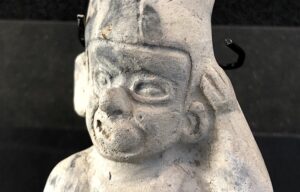 Statuette précolombienne au Musée de la médecine de l'ULB.