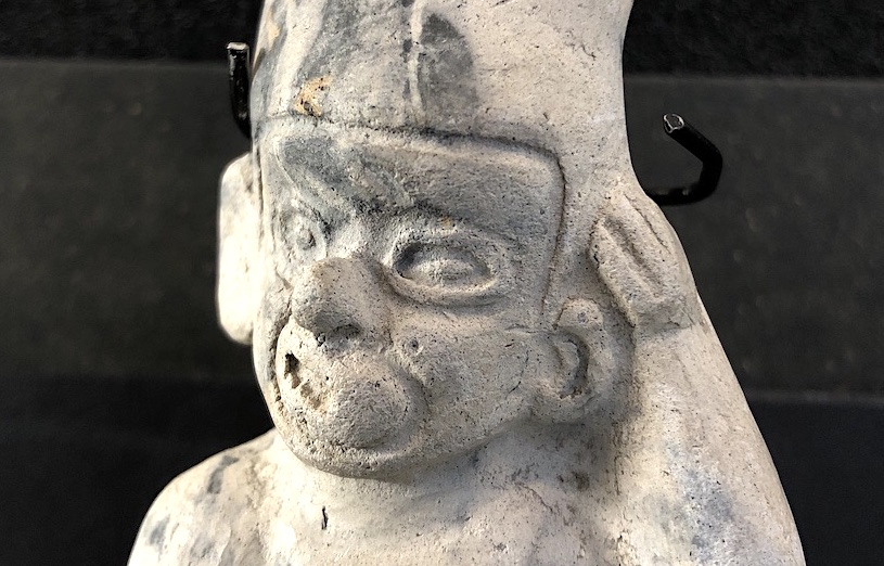 Statuette précolombienne au Musée de la médecine de l'ULB.